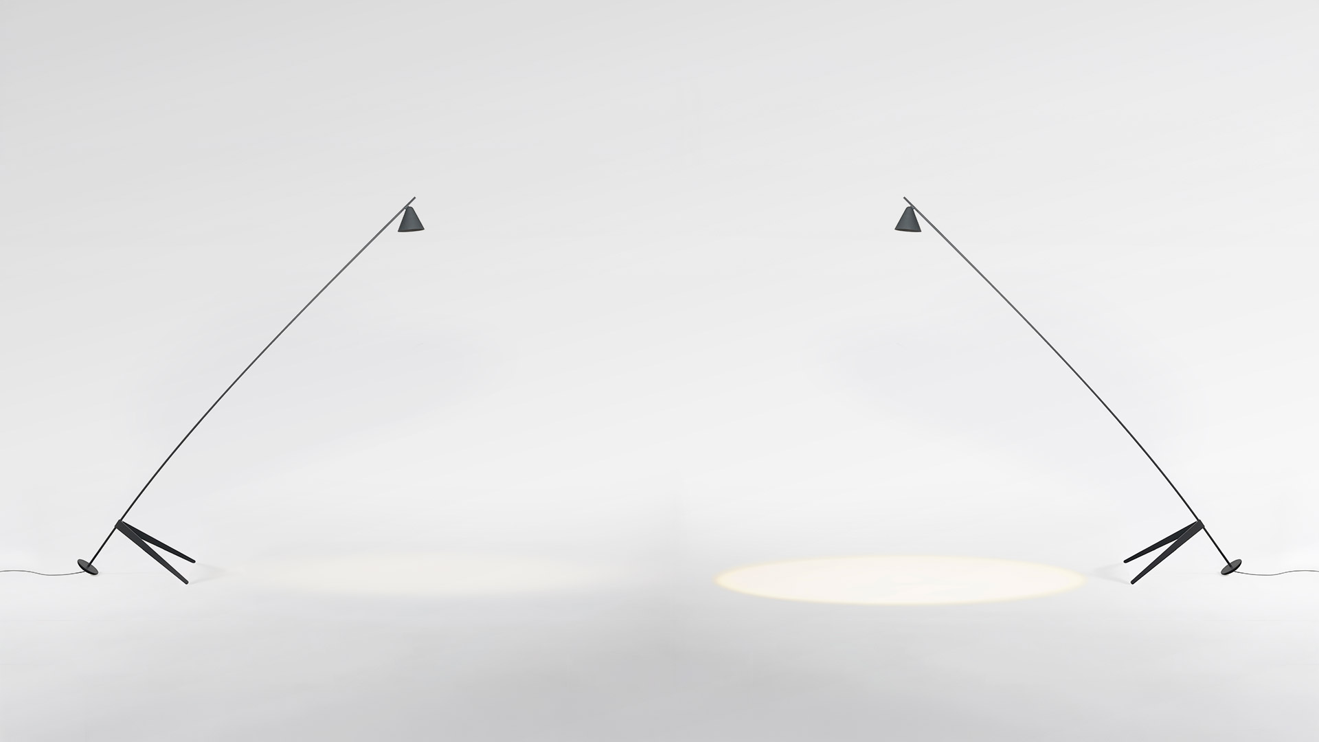 Lampada da terra per esterni Artemide Vea su una terrazza al tramonto, sottile palo scuro con testa rotonda, accanto a un ulivo e giardino mediterraneo