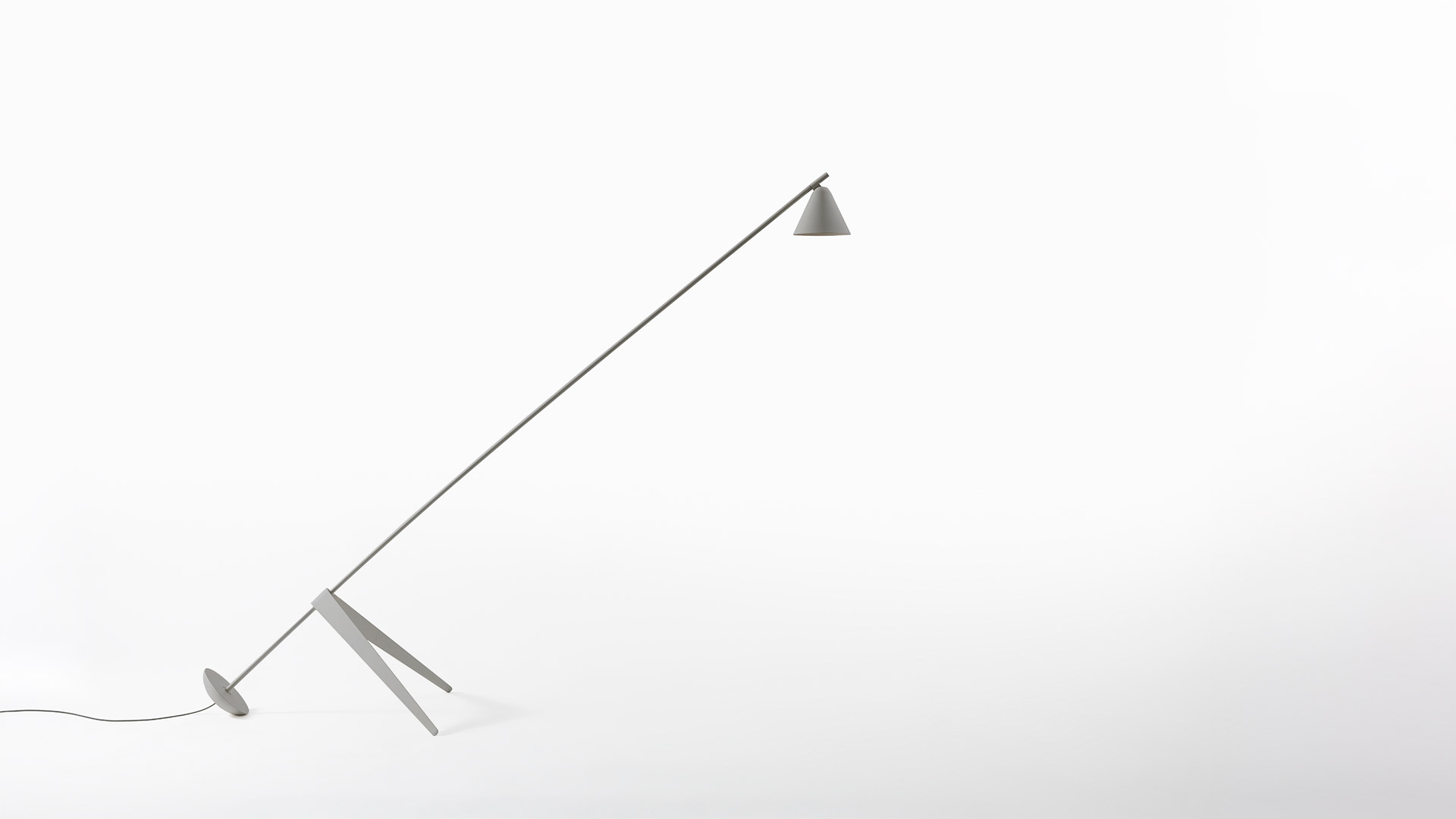 Lampada da terra Artemide Vea, vista dall'alto con diffusore circolare bianco e sorgente luminosa LED a caldo al centro