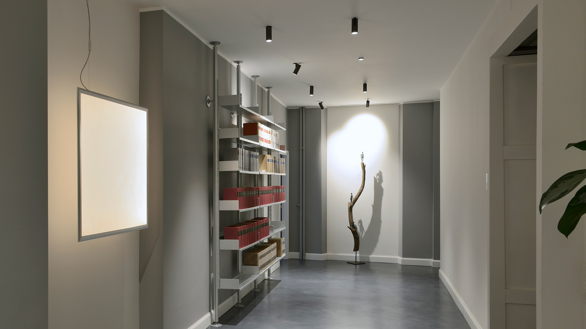 Faretti da incasso a soffitto Artemide Vector Recessed: due segnaposto neri a filo soffitto e un faretto cilindrico bianco orientabile inclinato