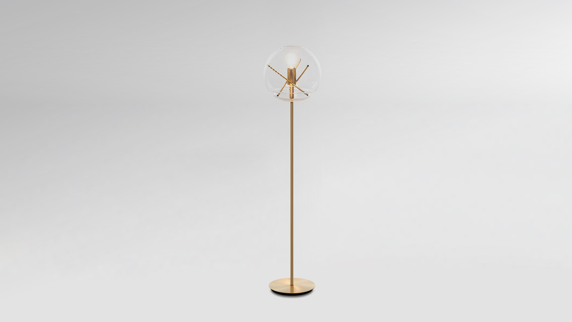 Soggiorno con divano rosa, arte geometrica a parete e lampada da terra Artemide Vitruvio con paralume a globo in vetro fumé su struttura in metallo nero