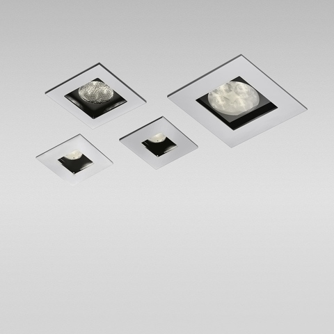 Quattro faretti LED da incasso Artemide Zeno Up in diverse dimensioni, cornici quadrate bianche con alloggiamento interno nero, da soffitto